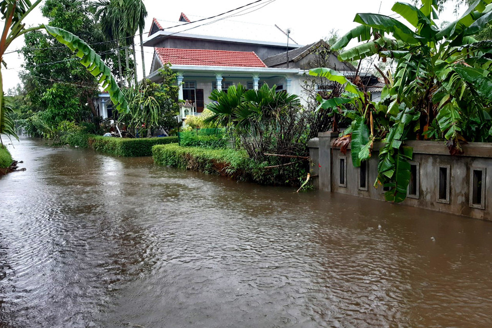 Nhiều tuyến đường ở huyện Quảng Điền, Thừa Thiên-Huế bị ngập sâu. (Ảnh: TTXVN phát)