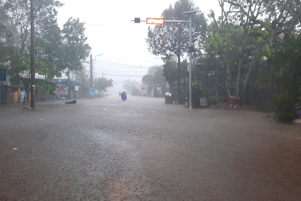 Tỉnh lộ 4 qua xã Quảng Thái, huyện Quảng Điền, Thừa Thiên-Huế bị ngập sâu. (Ảnh: TTXVN phát)