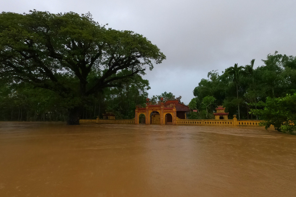Nhiều tuyến đường tại huyện Phong Điền, Thừa Thiên-Huế bị ngập sâu trong nước. (Ảnh: TTXVN phát)