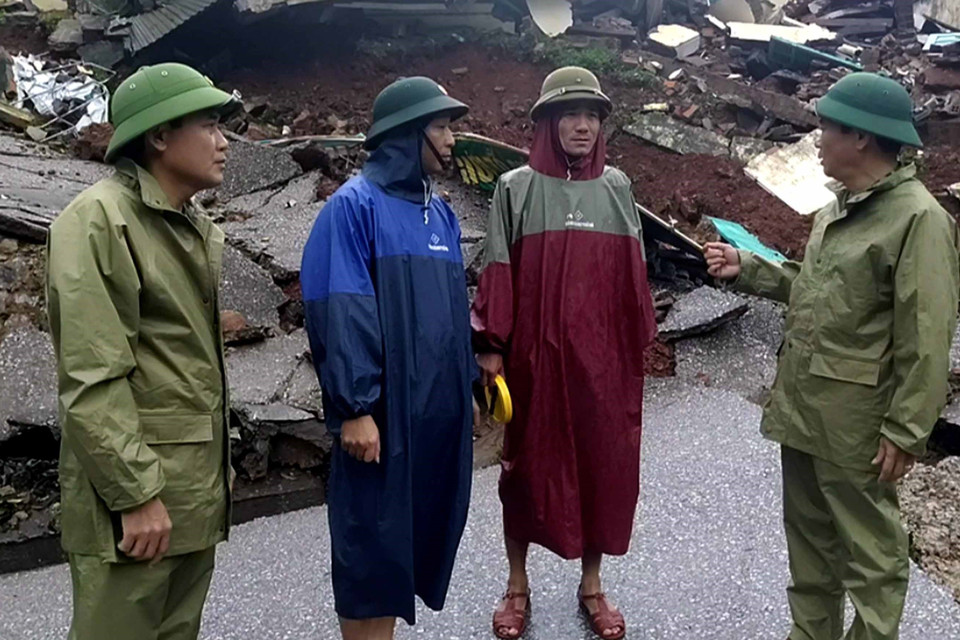 Đại tá Trịnh Thanh Bình (bên trái) Chỉ huy trưởng Bộ đội biên phòng tỉnh Quảng Bình kiểm tra tình hình thực tế tại hiện trường. (Ảnh: TTXVN phát)