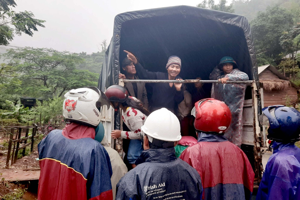 Cán bộ, chiến sỹ Đồn Biên phòng Cửa khẩu Quốc tế Cha Lo đã phối hợp với chính quyền địa phương tổ chức di dời khẩn cấp 34 hộ với 127 khẩu của bản Cha Lo về bản Bãi Dinh, Ka Vàng thuộc xã Dân Hóa, huyện Minh Hóa để đảm bảo an toàn. (Ảnh: TTXVN phát)