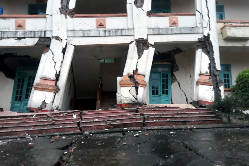 Hiện trạng sụt lún, sạt lở đất tại Đồn Biên phòng Cửa khẩu Quốc tế Cha Lo. (Ảnh: TTXVN phát)