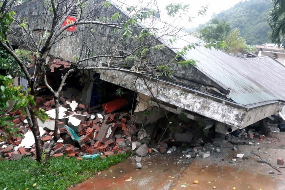 Hiện trạng sụt lún, sạt lở đất tại Đồn Biên phòng Cửa khẩu Quốc tế Cha Lo. (Ảnh: TTXVN phát)