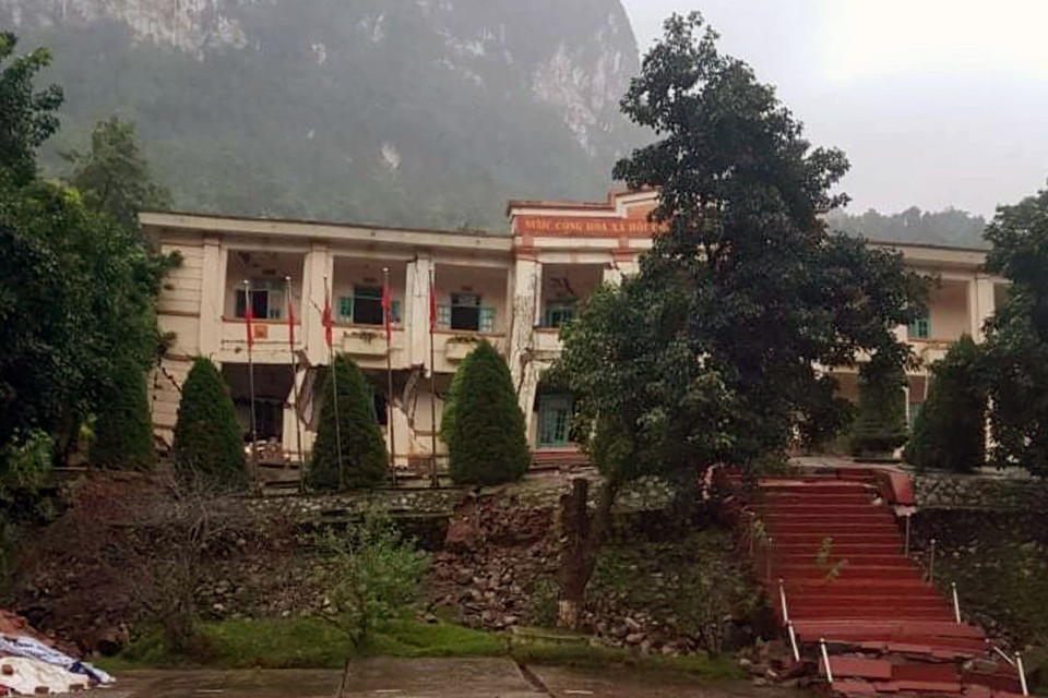 Hiện trạng sụt lún, sạt lở đất tại Đồn Biên phòng Cửa khẩu Quốc tế Cha Lo. (Ảnh: TTXVN phát)