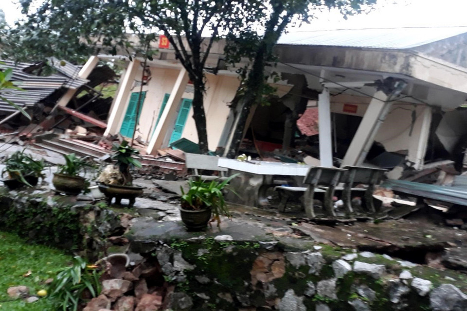 Hiện trạng sụt lún, sạt lở đất tại Đồn Biên phòng Cửa khẩu Quốc tế Cha Lo. (Ảnh: TTXVN phát)