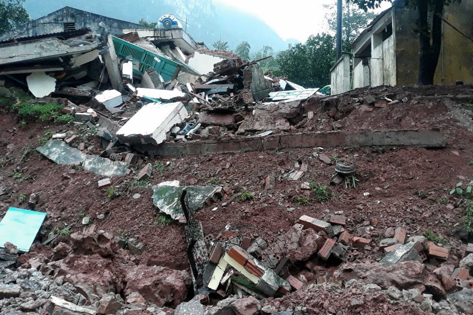 Hiện trạng sụt lún, sạt lở đất tại Đồn Biên phòng Cửa khẩu Quốc tế Cha Lo. (Ảnh: TTXVN phát)