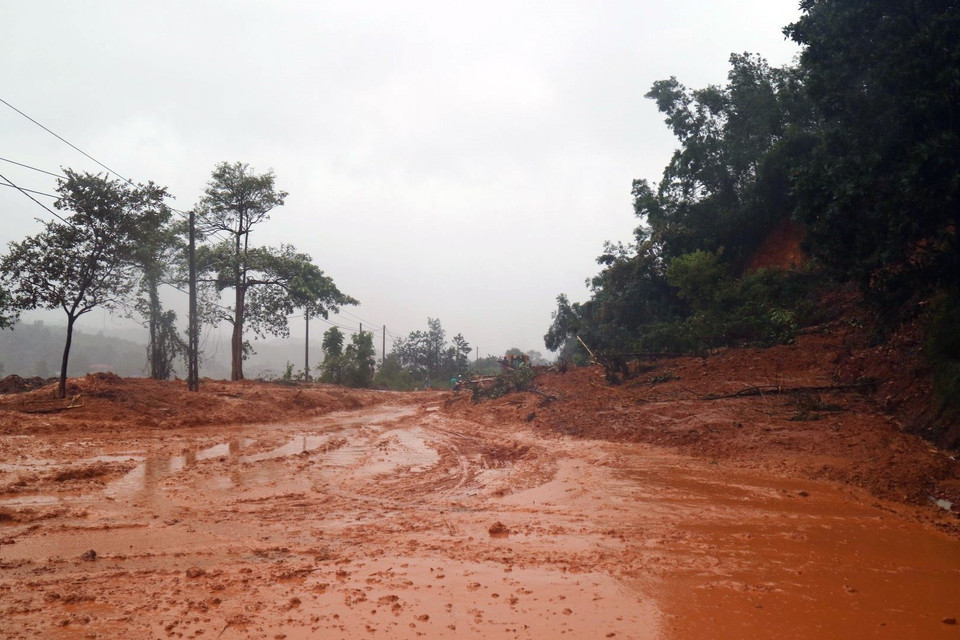 Một điểm sạt lở tại Km 400+200 trên Quốc lộ 9. (Ảnh: Thanh Thủy/TTXVN)