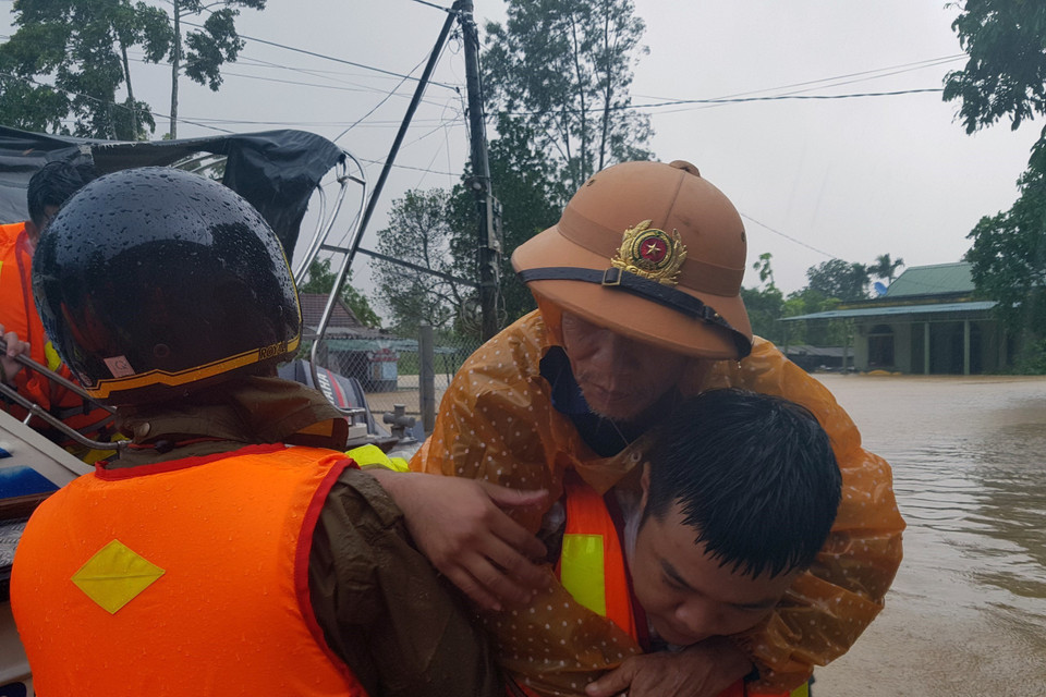 Tỉnh đã triển khai sơ tán trên 8.500 hộ với gần 26.000 người đến khu vực an toàn.(Ảnh: Thanh Thủy/TTXVN)