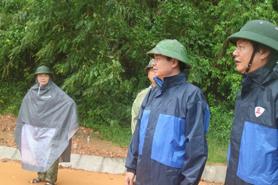 Lãnh đạo tỉnh Quảng Trị kiểm tra, chỉ đạo công tác triển khai phòng chống lũ lụt. (Ảnh: Thanh Thủy/TTXVN)