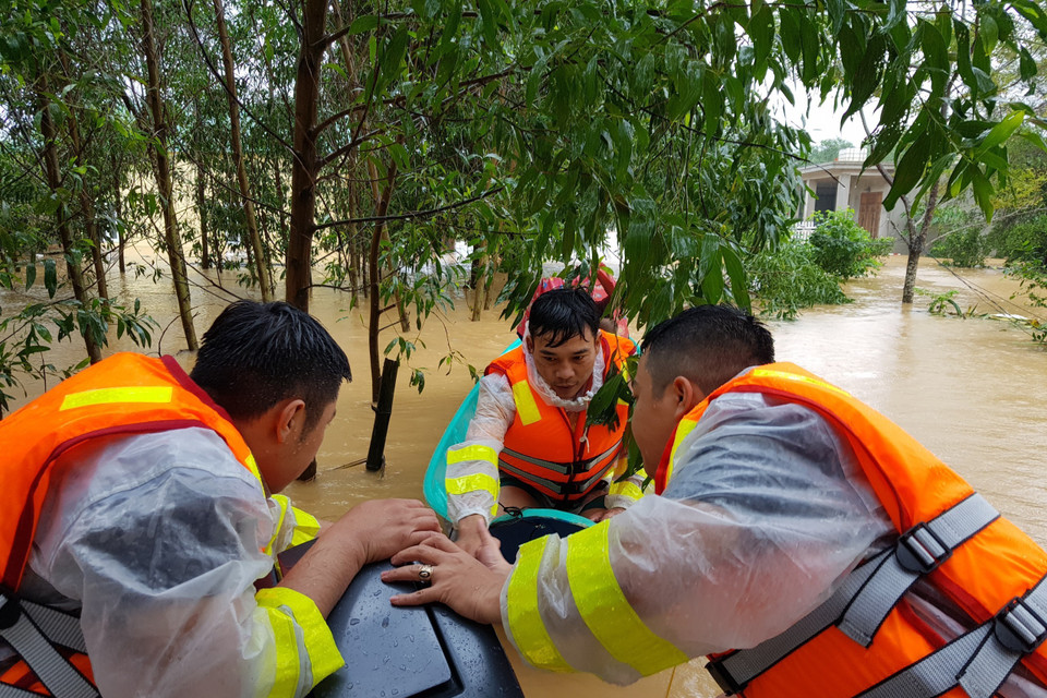 Hiện, các ngành chức năng đang tích cực triển khai các biện pháp di dời dân ra khỏi vùng xung yếu cũng như hỗ trợ lương thực, thực phẩm... (Ảnh: Thanh Thủy/TTXVN)