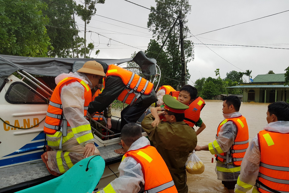 Dự báo tối 17/10, lũ trên sông Thạch Hãn và sông Hiếu lần lượt đạt xấp xỉ đỉnh lũ lịch sử năm 1999 và vượt đỉnh lũ lịch sử năm 1983. (Ảnh: Thanh Thủy/TTXVN)