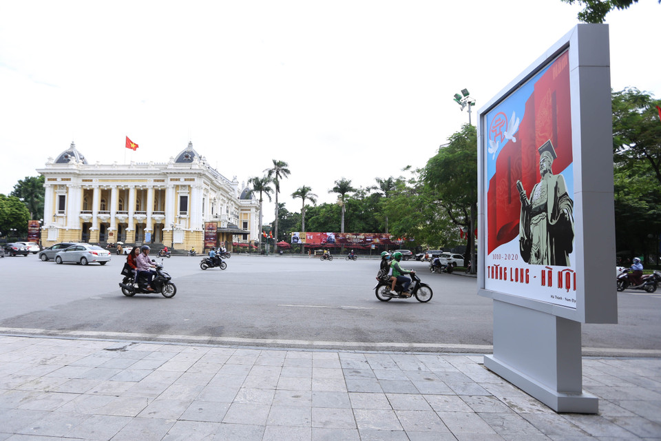  Pano khu vực Quảng trường Cách mạng tháng Tám chào mừng 1010 năm Thăng Long-Hà Nội. (Ảnh: Hoàng Hiếu/TTXVN)