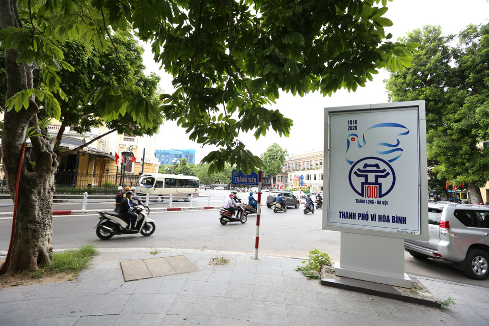 Phố Tràng Tiền được trang trí pano chào mừng 1010 năm Thăng Long-Hà Nội. (Ảnh: Hoàng Hiếu/TTXVN)