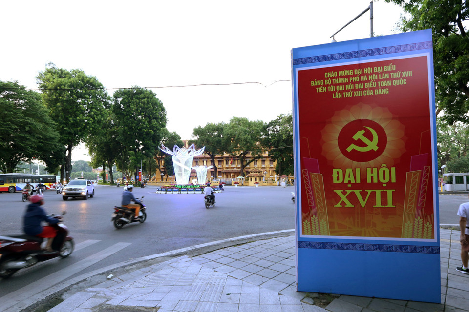 Phố Điện Biên Phủ được trang trí pano chào mừng Đại hội đại biểu lần thứ XVII Đảng bộ thành phố Hà Nội. (Ảnh: Hoàng Hiếu/TTXVN)