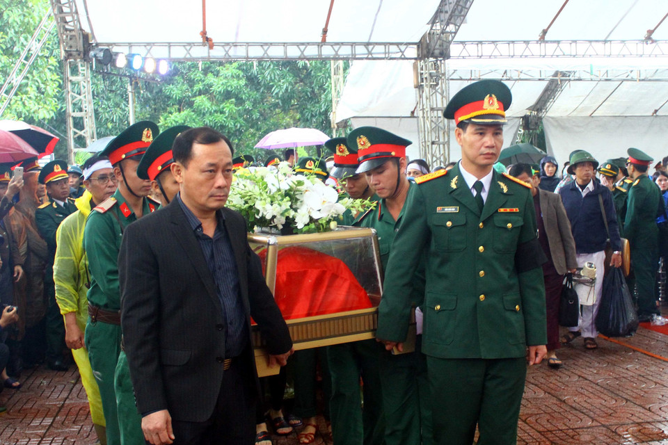 Lễ an táng các liệt sỹ tại Nghĩa trang Liệt sỹ thành phố Vinh. (Ảnh: Tá Chuyên/TTXVN)