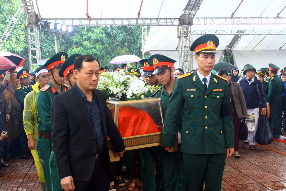 Lễ an táng các liệt sỹ tại Nghĩa trang Liệt sỹ thành phố Vinh. (Ảnh: Tá Chuyên/TTXVN)