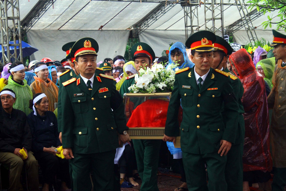 Di chuyển hài cốt để án táng các liệt sỹ tại Nghĩa trang Liệt sỹ thành phố Vinh. (Ảnh: Tá Chuyên/TTXVN)