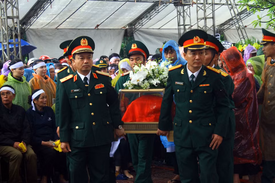 Di chuyển hài cốt để án táng các liệt sỹ tại Nghĩa trang Liệt sỹ thành phố Vinh. (Ảnh: Tá Chuyên/TTXVN)