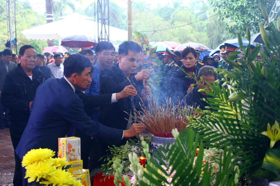Người dân cùng lãnh đạo chính quyền các địa phương dâng hương lên anh linh các liệt sỹ. (Ảnh: Tá Chuyên/TTXVN)