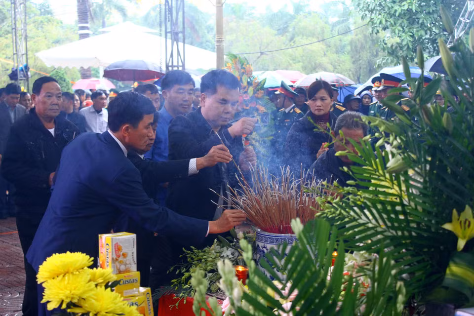 Người dân cùng lãnh đạo chính quyền các địa phương dâng hương lên anh linh các liệt sỹ. (Ảnh: Tá Chuyên/TTXVN)