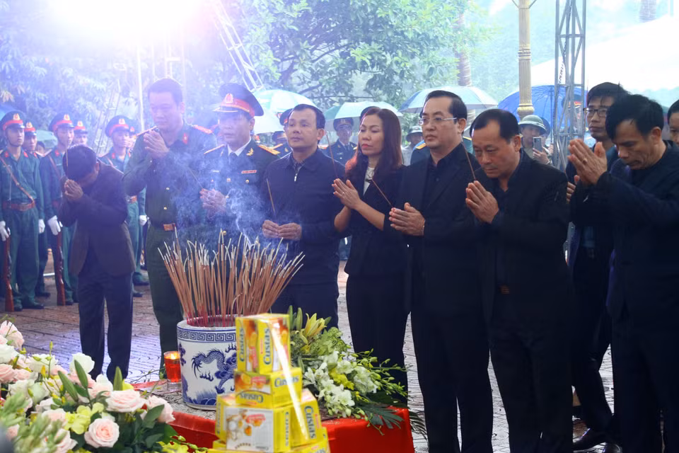 Đoàn đại biểu lãnh đạo thành phố Vinh dâng hương lên anh linh các liệt sỹ. (Ảnh: Tá Chuyên/TTXVN)