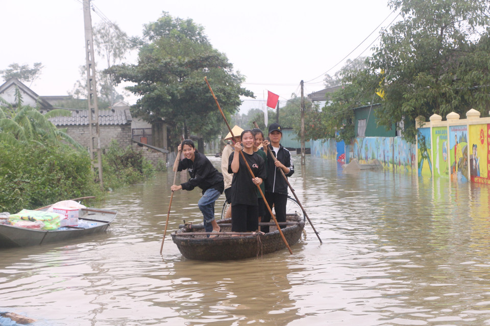 Tại xã Hưng Trung, nước dâng cao nửa nhà, người dân bị cô lập, phải di chuyển bằng thuyền. (Ảnh: Bích Huệ/TTXVN)