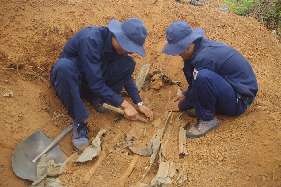 Thành viên đội K52 tìm kiếm, đưa hài cốt liệt sỹ Việt Nam trở về với đất mẹ. (Ảnh: Tư liệu Đội K52 cung cấp/TTXVN phát)
