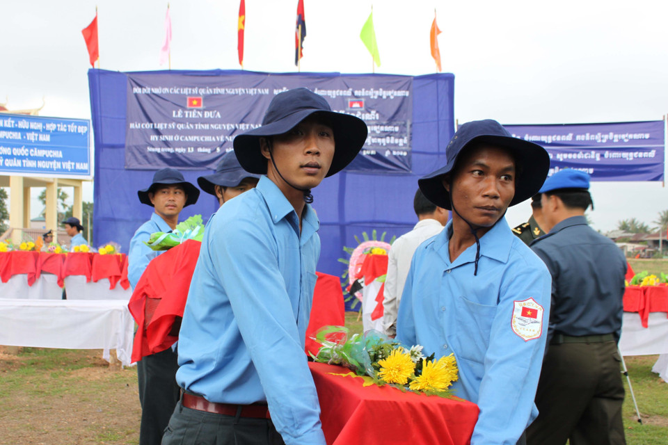 Lễ truy điệu, quy tập hài cốt liệt sỹ từ Campuchia trở về đất mẹ Việt Nam. (Ảnh: Tư liệu Đội K52 cung cấp/TTXVN phát)