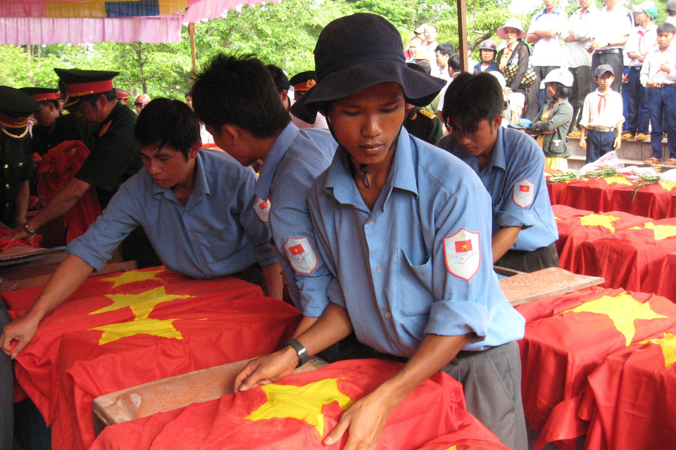 Đưa hài cốt liệt sỹ từ Campuchia trở về đất mẹ Việt Nam. (Ảnh: Tư liệu Đội K52 cung cấp/TTXVN phát)