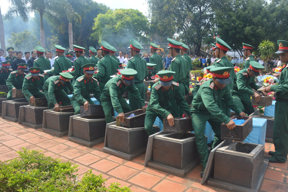 Lễ truy điệu, quy tập hài cốt liệt sỹ từ Campuchia trở về an táng tại nghĩa trang huyện biên giới Đức Cơ. (Ảnh: Tư liệu Đội K52 cung cấp/TTXVN phát)