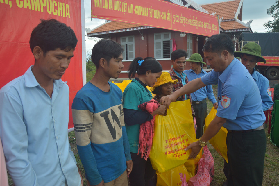 Những đợt làm công tác dân vận tại nước bạn Campuchia của Đội K52 đã nhận được lòng tin yêu của nhân dân, sự tín nhiệm nước bạn. (Ảnh: Tư liệu Đội K52 cung cấp/TTXVN phát)
