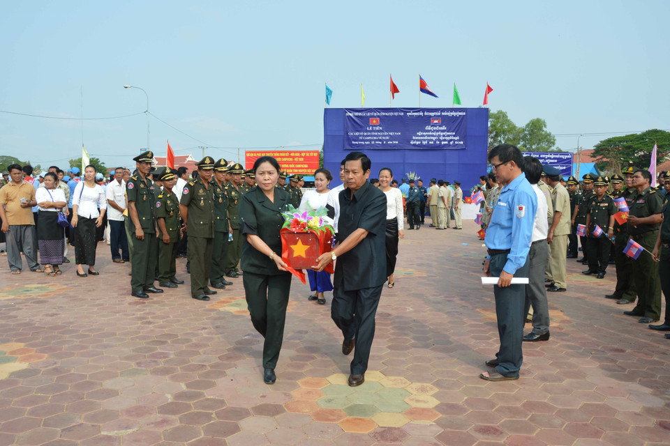 Lễ truy điệu, quy tập hài cốt liệt sỹ từ Campuchia trở về đất mẹ Việt Nam. (Ảnh: Tư liệu Đội K52 cung cấp/TTXVN phát)