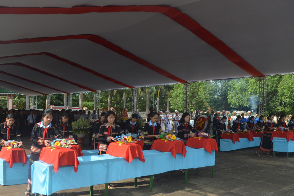 Lễ truy điệu, quy tập hài cốt liệt sỹ từ Campuchia trở về an táng tại nghĩa trang huyện biên giới Đức Cơ. (Ảnh: Tư liệu Đội K52 cung cấp/TTXVN phát)