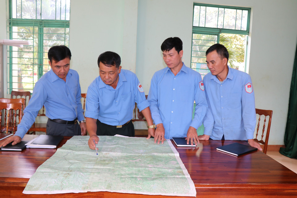 Thời gian tạm thời về nước do tình hình dịch COVID-19, Đội K52 vẫn thường xuyên họp, bàn phương án tìm kiếm đồng đội. (Ảnh: Hồng Điệp/TTXVN)