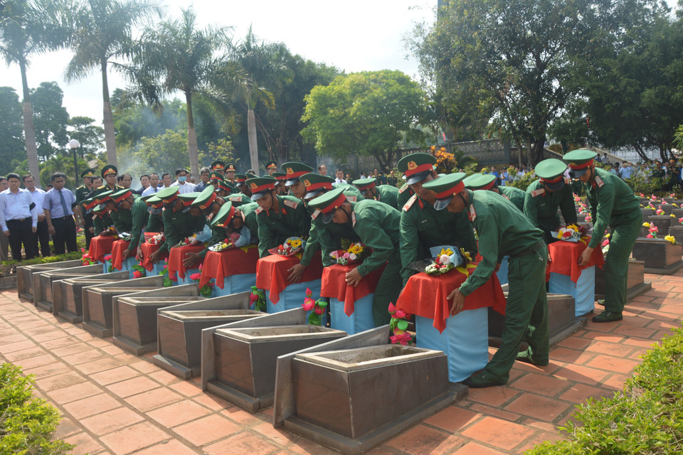Lễ truy điệu, quy tập hài cốt liệt sỹ từ Campuchia trở về an táng tại nghĩa trang huyện biên giới Đức Cơ. (Ảnh: Tư liệu Đội K52 cung cấp/TTXVN phát)