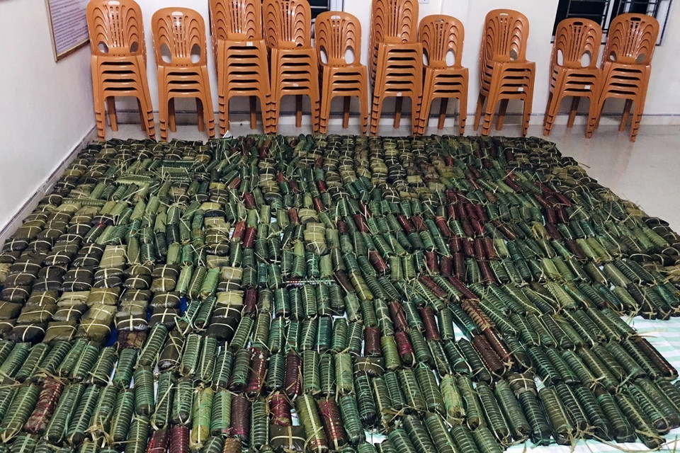 Người dân xóm Phượng Sơn, xã Đồng Văn, Nghệ An, gói, nấu bánh chưng ủng hộ đồng bào lũ lụt các tỉnh miền Trung. (Ảnh: TTXVN phát)