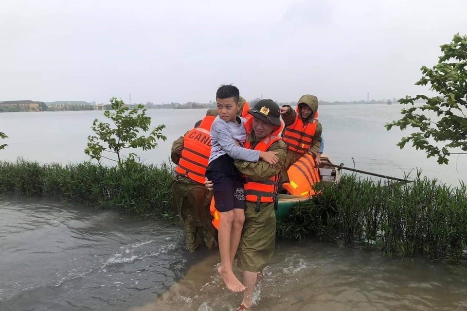 Công an huyện Thạch Hà (Hà Tĩnh) hỗ trợ nhân dân sơ tán đến nơi an toàn. (Ảnh: TTXVN phát)