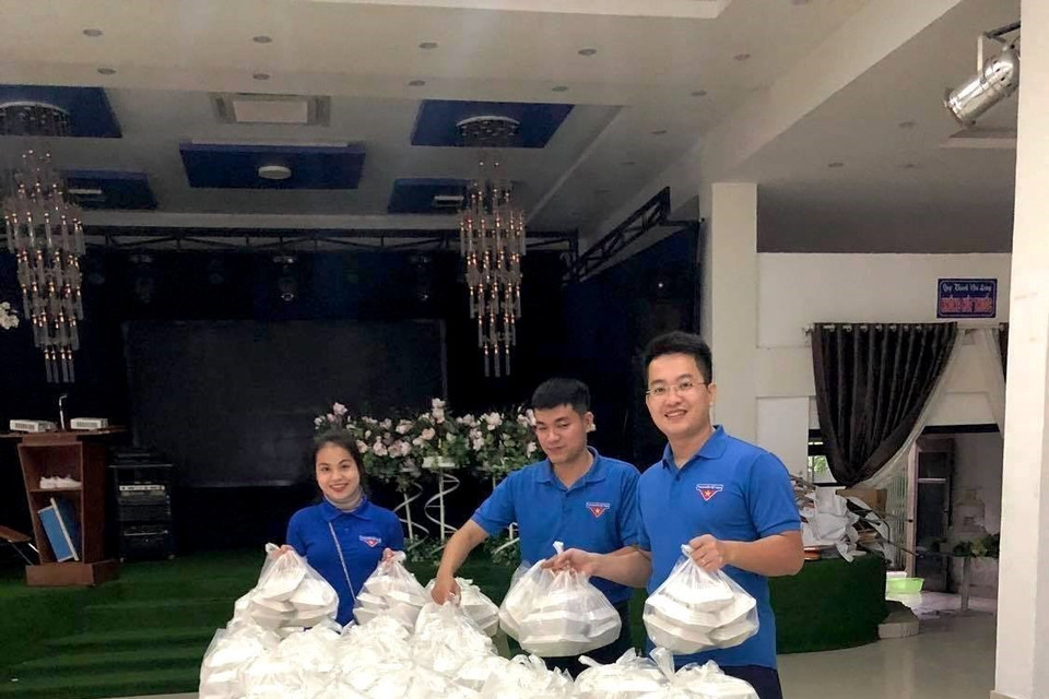 Đoàn viên thanh niên Quảng Bình kết nối với các tổ chức, đơn vị, cá nhân hảo tâm nấu và trao gần 3.000 suất cơm, xôi, mì thực phẩm khô đến với người dân vùng lũ. (Ảnh: Võ Dung/TTXVN)