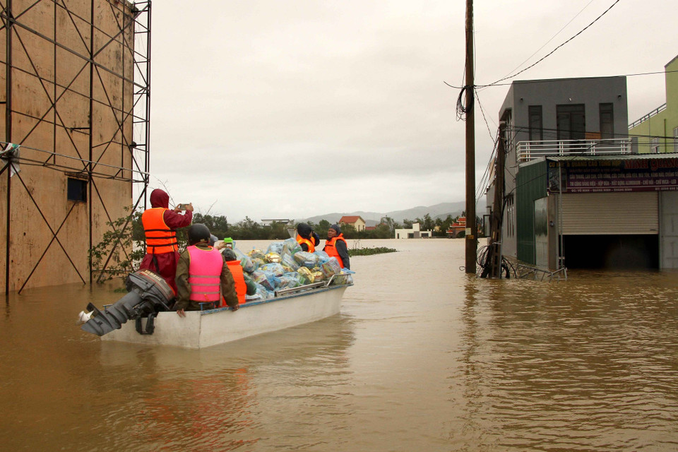 Những mặt hàng thiết yếu như mỳ tôm, lương khô, nước uống đã được đưa đến tận tay, làm ấm lòng người dân vùng lũ. (Ảnh: Văn Tý/TTXVN)