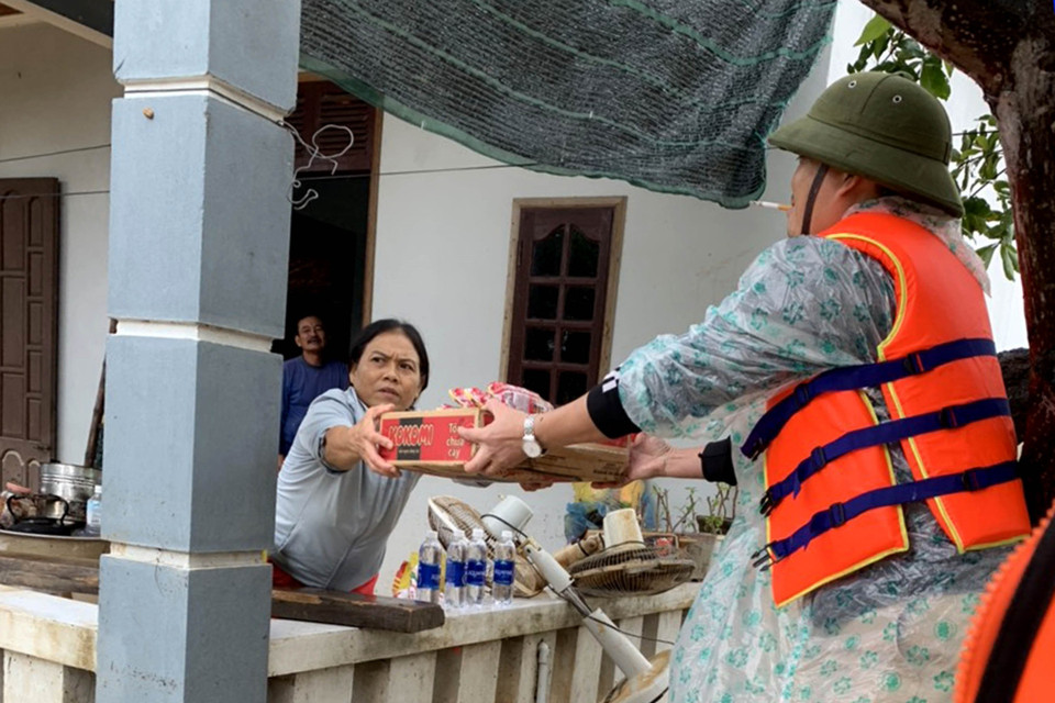 Hiện các lực lượng chức năng đang tiếp tục hỗ trợ, ứng cứu người dân vùng lũ. (Ảnh: Văn Tý/TTXVN)