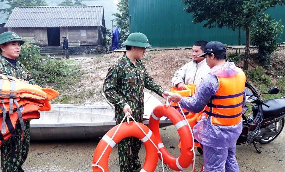 Lực lượng bộ đội Đồn Biên phòng Cà Xèng, Quảng Bình trao tặng áo phao, phao bơi cho bà con nhân dân xã Thượng Hóa, Hóa Sơn, huyện Minh Hóa, Quảng Bình. (Ảnh: Võ Dung/TTXVN)