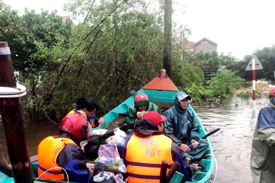 Các đội hình thanh niên tình nguyện thuộc Tỉnh Đoàn Quảng Bình đã trực tiếp trao tận tay cho bà con nhân dân vùng lũ hai huyện Lệ Thủy và Quảng Ninh nhằm tiếp sức cho người dân vượt qua khó khăn khi nước lũ bao vây khắp toàn khu vực.(Ảnh: Võ Dung/TTXVN)