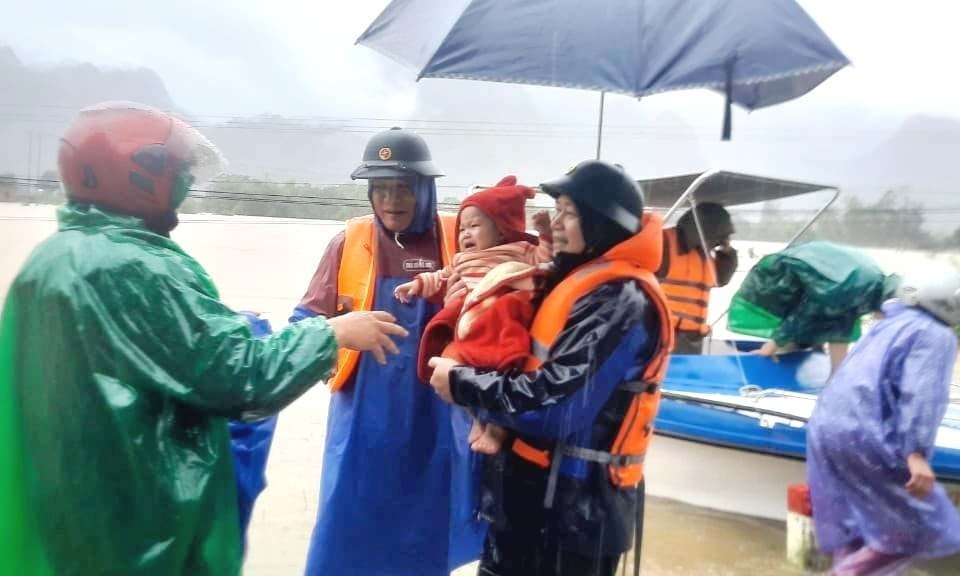  Trên hai tuyến biên giới, Bộ đội Biên phòng Quảng Bình vẫn đang tích cực, sát cánh cùng đồng bào nhân dân vừa hỗ trợ công tác khắc phục vừa tích cực bám sát địa bàn (Ảnh: Võ Dung/TTXVN)