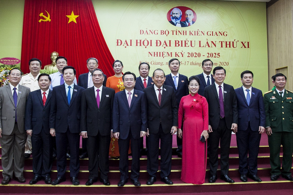 Lãnh đạo Trung ương và lãnh đạo tỉnh Kiên Giang tại Đại hội Đảng bộ tỉnh Kiên Giang lần thứ XI, nhiệm kỳ 2020 - 2025. (Ảnh: Hồng Đạt/TTXVN)