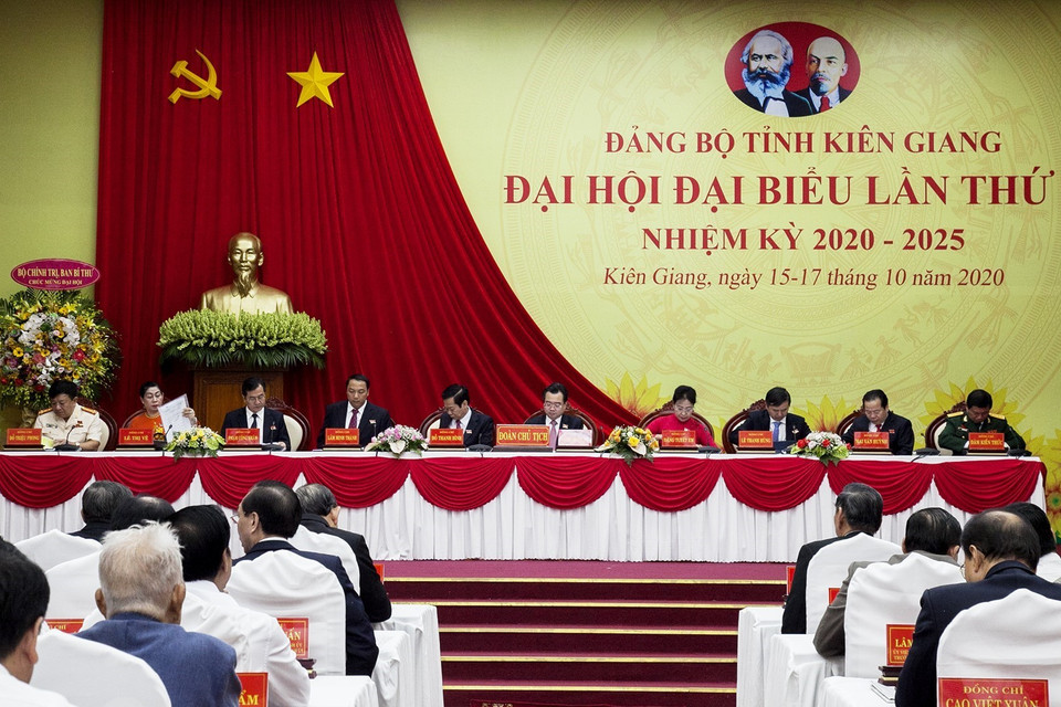 Đoàn Chủ tịch Đại hội Đảng bộ tỉnh Kiên Giang lần thứ XI, nhiệm kỳ 2020-2025. (Ảnh: Hồng Đạt/TTXVN)