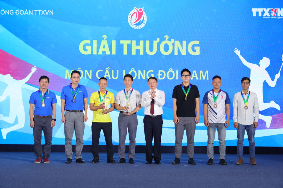 Trưởng Ban Tổ chức-Cán bộ, Chủ tịch Công đoàn TTXVN Đỗ Mạnh Chiến trao giải thưởng môn Cầu lông nội dung đôi nam cho các vận động viên đạt giải tại Hội khỏe TTXVN lần thứ IV - năm 2023. (Ảnh: Hoàng Hiếu/TTXVN)