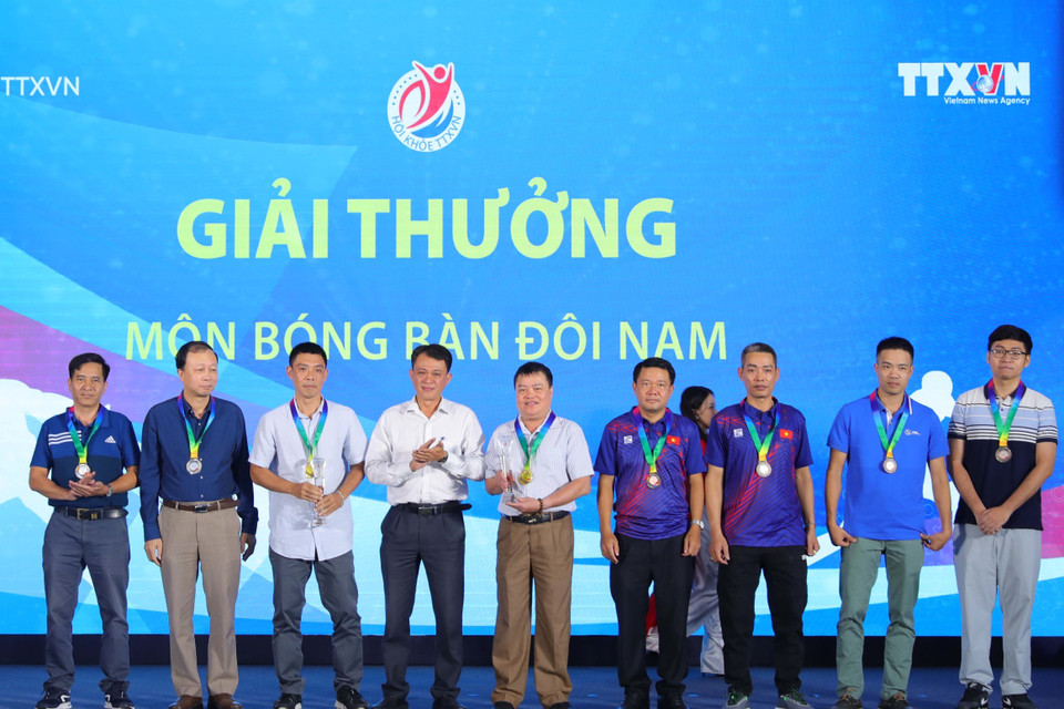 Các vận động viên nhận giải thưởng môn Bóng bàn nội dung đôi nam tại Hội khỏe TTXVN lần thứ IV - năm 2023. (Ảnh: Hoàng Hiếu/TTXVN)