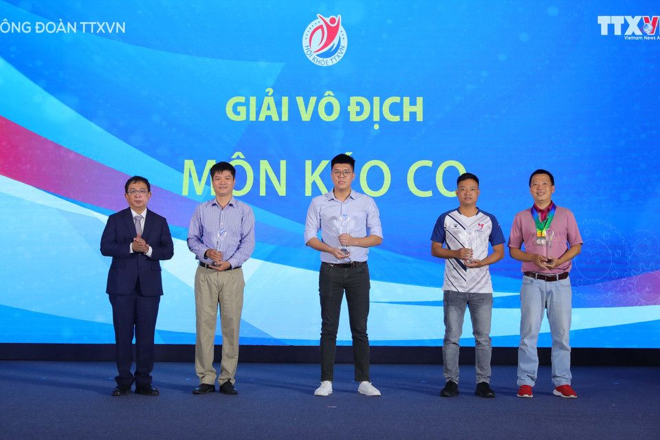 Phó Tổng giám đốc TTXVN Nguyễn Tuấn Hùng trao giải môn Kéo co cho đại diện các đội đoạt giải tại Hội khỏe TTXVN lần thứ IV - năm 2023. (Ảnh: Hoàng Hiếu/TTXVN)