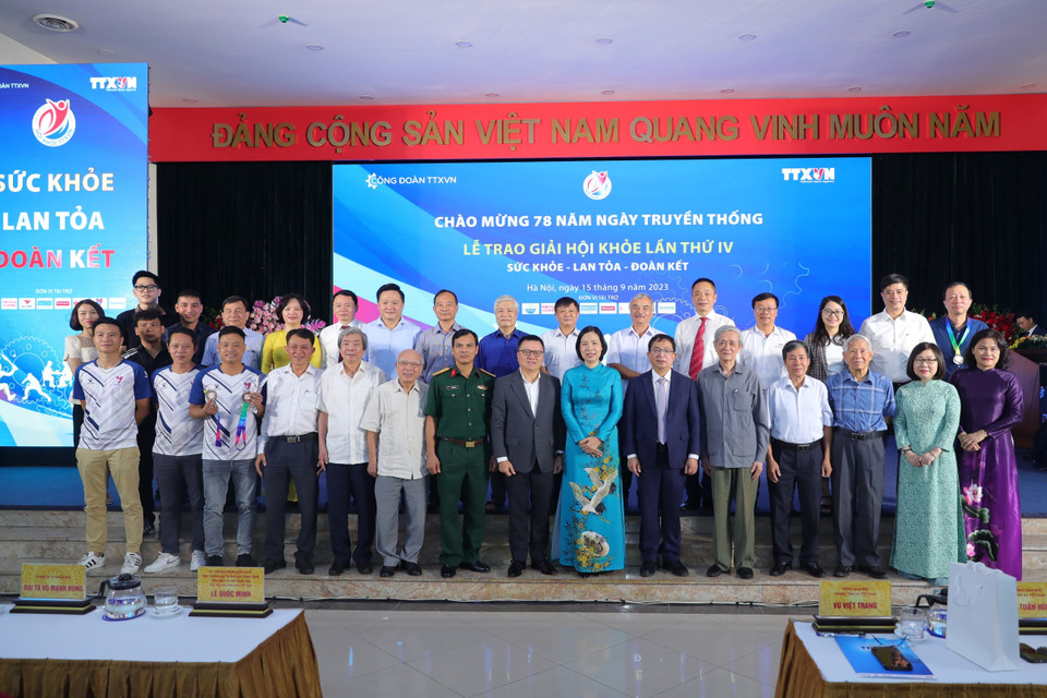 Tổng Giám đốc TTXVN Vũ Việt Trang cùng lãnh đạo các thế hệ, cán bộ, nhân viên TTXVN tham dự lễ kỷ niệm. (Ảnh: Hoàng Hiếu/TTXVN)