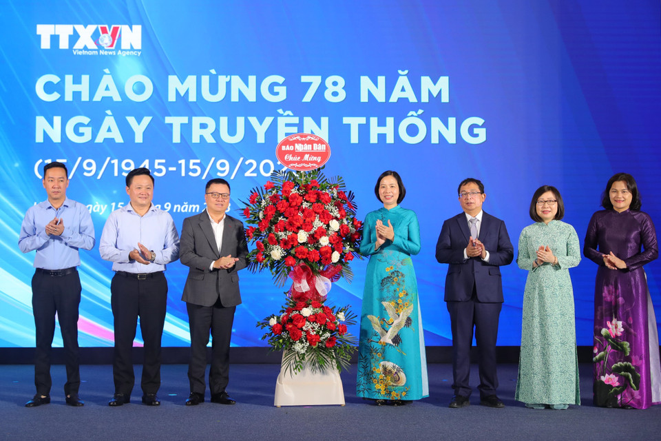 Tổng Biên tập Báo Nhân Dân, Chủ tịch Hội Nhà báo Việt Nam Lê Quốc Minh và lãnh đạo Báo Nhân dân tặng hoa chúc mừng TTXVN nhân dịp kỷ niệm 78 năm Ngày truyền thống. (Ảnh: Hoàng Hiếu/TTXVN)